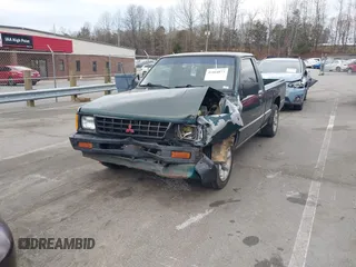 1992 Mitsubishi Mighty Max z VIN JA7FL24W5NP011633, wystawiony jako IAAI lot #41864873 z przebiegiem 301 895 mil mil oraz . Historia ofert i sprzedaży dostępna na DreamBid. Obrazek 2.