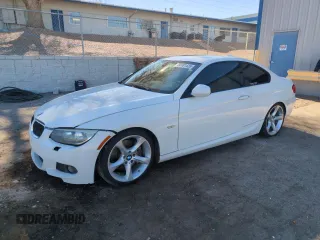 2012 BMW 3 Series 335i z VIN WBAKG7C53CE803457, wystawiony jako Copart lot #50101425 z przebiegiem 105 980 mil mil oraz Szkoda całkowita • Salvage title. Historia ofert i sprzedaży dostępna na DreamBid. Obrazek 1.