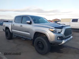 2020 Toyota Tacoma SR5 z VIN 5TFCZ5AN6LX214206, wystawiony jako IAAI lot #42051477 z przebiegiem 53 681 mil mil oraz . Historia ofert i sprzedaży dostępna na DreamBid. Obrazek 1.