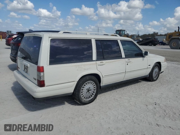 1998 Volvo V90 с VIN YV1KW9602W1045893, выставлен на аукционе Copart как лот 77673814 с пробегом 199 932 миль миль и Списание • Salvage title. История ставок и продаж доступна на DreamBid. Изображение 3.