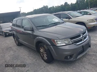 2013 Dodge Journey SXT z VIN 3C4PDCBG7DT568284, wystawiony jako IAAI lot #42508928 z przebiegiem 215 803 mil mil oraz . Historia ofert i sprzedaży dostępna na DreamBid. Obrazek 1.