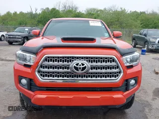 2017 Toyota Tacoma SR5 z VIN 5TFAZ5CN3HX050456, wystawiony jako IAAI lot #41919025 z przebiegiem 131 562 mil mil oraz . Historia ofert i sprzedaży dostępna na DreamBid. Obrazek 12.
