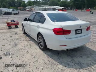 2017 BMW 3 Series 320i z VIN WBA8E1G53HNU13859, wystawiony jako IAAI lot #42401880 z przebiegiem 82 121 mil mil oraz . Historia ofert i sprzedaży dostępna na DreamBid. Obrazek 3.
