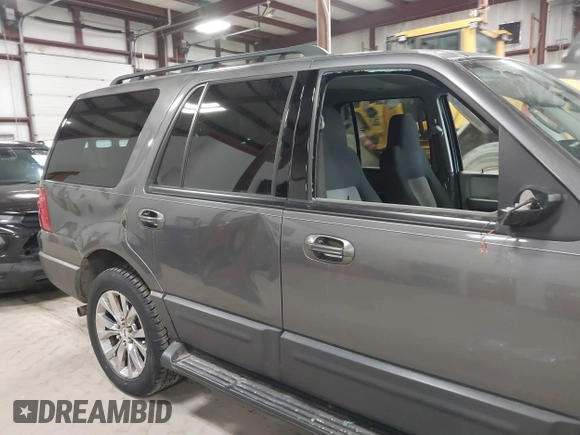 2005 Ford Expedition Special Service z VIN 1FMPU16555LA94194, wystawiony jako IAAI lot #41705190 z przebiegiem 86 637 mil mil oraz . Historia ofert i sprzedaży dostępna na DreamBid. Obrazek 13.