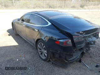 2014 Tesla Model S 60 z VIN 5YJSA1H19EFP45024, wystawiony jako IAAI lot #41960222 z przebiegiem 108 573 mil mil oraz . Historia ofert i sprzedaży dostępna na DreamBid. Obrazek 3.