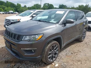 2021 Jeep Compass 80th Anniversary z VIN 3C4NJDEB5MT516982, wystawiony jako IAAI lot #42441681 z przebiegiem 37 414 mil mil oraz . Historia ofert i sprzedaży dostępna na DreamBid. Obrazek 2.