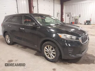 2019 Kia Sorento LX z VIN 5XYPGDA56KG444105, wystawiony jako IAAI lot #42334202 z przebiegiem 107 319 mil mil oraz . Historia ofert i sprzedaży dostępna na DreamBid. Obrazek 1.