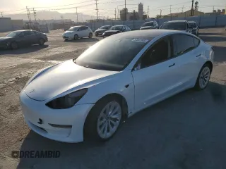 2021 Tesla Model 3 Standard Range Plus z VIN 5YJ3E1EA5MF018216, wystawiony jako Copart lot #52007385 z przebiegiem 49 711 mil mil oraz Szkoda całkowita • Salvage title. Historia ofert i sprzedaży dostępna na DreamBid. Obrazek 1.
