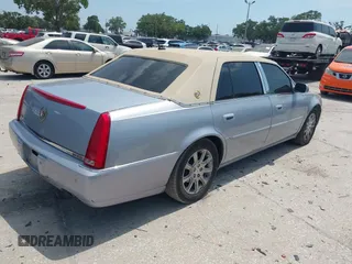 2006 Cadillac DTS 1SC z VIN 1G6KD57Y56U109483, wystawiony jako IAAI lot #42103757 z przebiegiem 106 746 mil mil oraz . Historia ofert i sprzedaży dostępna na DreamBid. Obrazek 4.