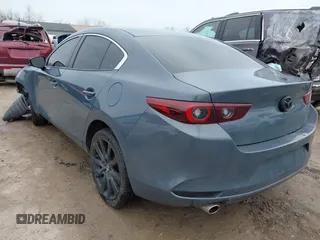 2022 Mazda 3 Carbon Edition z VIN 3MZBPACL2NM310491, wystawiony jako IAAI lot #41981966 z przebiegiem 50 314 mil mil oraz . Historia ofert i sprzedaży dostępna na DreamBid. Obrazek 3.