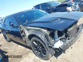 2017 Dodge Challenger SXT z VIN 2C3CDZAG1HH501623, wystawiony jako IAAI lot #42051014 z przebiegiem 105 051 mil mil oraz . Historia ofert i sprzedaży dostępna na DreamBid. Obrazek 1.