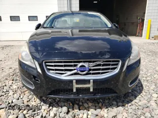 2013 Volvo S60 T5 Premier z VIN YV1612FS4D2193043, wystawiony jako Copart lot #56729695 z przebiegiem 134 807 mil mil oraz Czysty tytuł • Clean title. Historia ofert i sprzedaży dostępna na DreamBid. Obrazek 5.