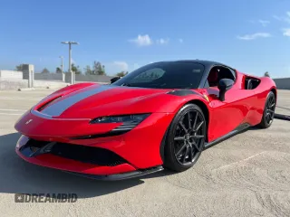 2021 Ferrari SF90 z VIN ZFF95NLA4M0265120, wystawiony jako Copart lot #55701215 z przebiegiem 5000 mil mil oraz Szkody całkowita. Historia ofert i sprzedaży dostępna na DreamBid. Obrazek 2.