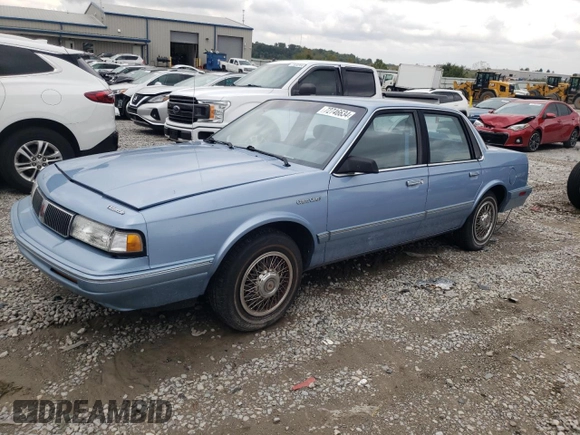 1993 Oldsmobile Cutlass Ciera S z VIN 1G3AG55N9P6451968, wystawiony jako Copart lot #72746634 z przebiegiem 88 151 mil mil oraz Szkoda całkowita • Salvage title. Historia ofert i sprzedaży dostępna na DreamBid. Obrazek 1.