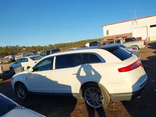 2014 Lincoln MKT EcoBoost z VIN 2LMHJ5AT4EBL52249, wystawiony jako IAAI lot #41347712 z przebiegiem 110 370 mil mil oraz . Historia ofert i sprzedaży dostępna na DreamBid. Obrazek 14.