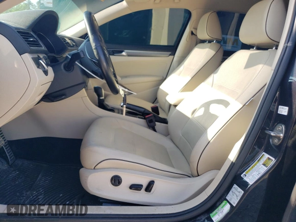 2018 Volkswagen Passat S z VIN 1VWAA7A3XJC045947, wystawiony jako Copart lot #51825425 z przebiegiem 74 687 mil mil oraz Szkoda całkowita • Salvage title. Historia ofert i sprzedaży dostępna na DreamBid. Obrazek 7.