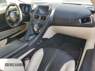 2017 Aston Martin DB11 z VIN SCFRMFAV8HGL03041, wystawiony jako Copart lot #41682005 z przebiegiem Nie podano mil oraz Szkoda całkowita • Salvage title. Historia ofert i sprzedaży dostępna na DreamBid. Obrazek 8.