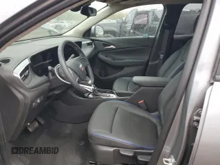 2025 Buick Encore GX Sport Touring с VIN KL4AMDSL1SB006771, выставлен на аукционе Copart как лот 54868335 с пробегом 2 795 миль миль и Списание • Salvage title. История ставок и продаж доступна на DreamBid. Изображение 7.
