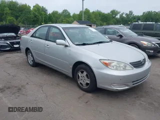 2002 Toyota Camry XLE z VIN 4T1BF32K82U021211, wystawiony jako IAAI lot #42292493 z przebiegiem 252 098 mil mil oraz . Historia ofert i sprzedaży dostępna na DreamBid. Obrazek 1.