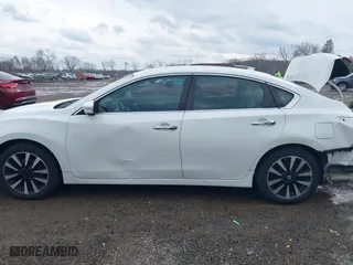 2018 Nissan Altima 2.5 SV with VIN 1N4AL3AP0JC190302, listed as a IAAI auction lot 41679072 with 84,133 mi miles. Bid and sale history available at carsss.com. Image 15.
