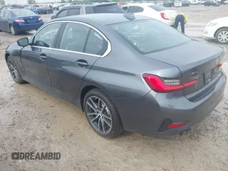 2019 BMW 3 Series 330i xDrive z VIN WBA5R7C56KFH24206, wystawiony jako IAAI lot #42176694 z przebiegiem 36 518 mil mil oraz . Historia ofert i sprzedaży dostępna na DreamBid. Obrazek 3.