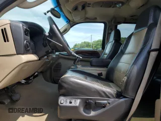 2005 Ford Excursion Eddie Bauer z VIN 1FMSU45P25EA74441, wystawiony jako Copart lot #64577505 z przebiegiem 253 179 mil mil oraz Czysty tytuł • Clean title. Historia ofert i sprzedaży dostępna na DreamBid. Obrazek 7.