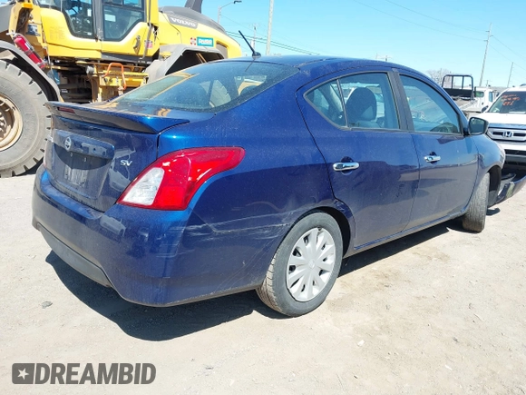 2019 Nissan Versa SV z VIN 3N1CN7AP2KL842799, wystawiony jako IAAI lot #42051006 z przebiegiem 123 075 mil mil oraz . Historia ofert i sprzedaży dostępna na DreamBid. Obrazek 4.