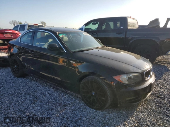 2011 BMW 1 Series 128i z VIN WBAUP7C54BVK78416, wystawiony jako Copart lot #49027615 z przebiegiem 172 409 mil mil oraz Szkoda całkowita • Salvage title. Historia ofert i sprzedaży dostępna na DreamBid. Obrazek 4.