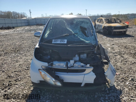 2012 Smart fortwo Pure z VIN WMEEJ3BA4CK541976, wystawiony jako Copart lot #88911095 z przebiegiem Nie podano mil oraz Nie do naprawy • Non repairable. Historia ofert i sprzedaży dostępna na DreamBid. Obrazek 5.