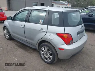 2005 Scion xA z VIN JTKKT604350106657, wystawiony jako IAAI lot #42100228 z przebiegiem 120 800 mil mil oraz . Historia ofert i sprzedaży dostępna na DreamBid. Obrazek 3.