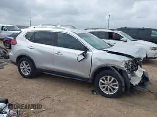 2018 Nissan Rogue SV z VIN KNMAT2MV5JP574521, wystawiony jako IAAI lot #42117678 z przebiegiem 153 268 mil mil oraz . Historia ofert i sprzedaży dostępna na DreamBid. Obrazek 1.
