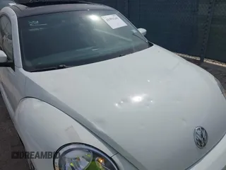 2015 Volkswagen Beetle 1.8T w/Sun z VIN 3VWJ07AT9FM636098, wystawiony jako IAAI lot #41991141 z przebiegiem 72 982 mil mil oraz . Historia ofert i sprzedaży dostępna na DreamBid. Obrazek 6.