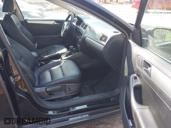 2013 Volkswagen Jetta SE with VIN 3VWDX7AJ5DM375119, listed as a IAAI auction lot 41779752 with 149,943 mi miles and . Bid and sale history available at DreamBid. Image 5.