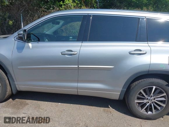 2018 Toyota Highlander SE z VIN 5TDJZRFH8JS526290, wystawiony jako IAAI lot #42393316 z przebiegiem 69 650 mil mil oraz . Historia ofert i sprzedaży dostępna na DreamBid. Obrazek 14.