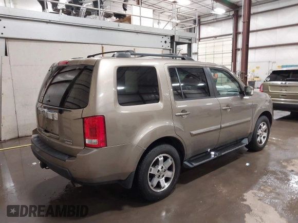 2011 Honda Pilot Touring with VIN 5FNYF4H92BB053458, listed as a IAAI auction lot 41594708 with 136,454 mi miles. Bid and sale history available at carsss.com. Image 4.
