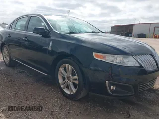 2011 Lincoln MKS z VIN 1LNHL9DR0BG610378, wystawiony jako IAAI lot #42257719 z przebiegiem 227 523 mil mil oraz . Historia ofert i sprzedaży dostępna na DreamBid. Obrazek 1.
