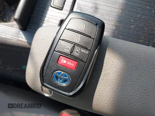 2025 Toyota Sienna LE z VIN 5TDKRKEC8SS245934, wystawiony jako IAAI lot #42274195 z przebiegiem 4 933 mil mil oraz . Historia ofert i sprzedaży dostępna na DreamBid. Obrazek 11.