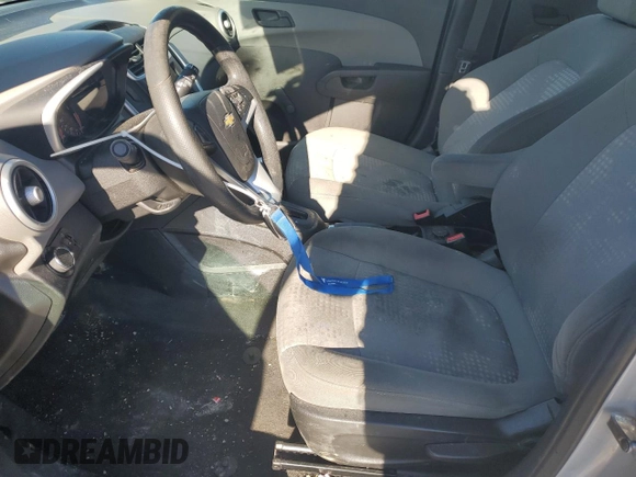 2020 Chevrolet Sonic LT z VIN 1G1JG6SB2L4115299, wystawiony jako Copart lot #41826735 z przebiegiem 120 280 mil mil oraz Szkoda całkowita • Salvage title. Historia ofert i sprzedaży dostępna na DreamBid. Obrazek 7.