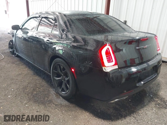 2021 Chrysler 300 S z VIN 2C3CCABG0MH554276, wystawiony jako IAAI lot #42156919 z przebiegiem 99 111 mil mil oraz . Historia ofert i sprzedaży dostępna na DreamBid. Obrazek 3.