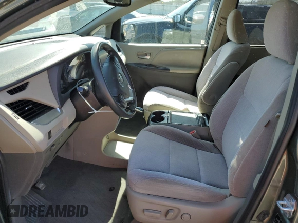 2020 Toyota Sienna LE z VIN 5TDJZ3DC3LS240743, wystawiony jako Copart lot #52117865 z przebiegiem 93 047 mil mil oraz Szkoda całkowita • Salvage title. Historia ofert i sprzedaży dostępna na DreamBid. Obrazek 7.