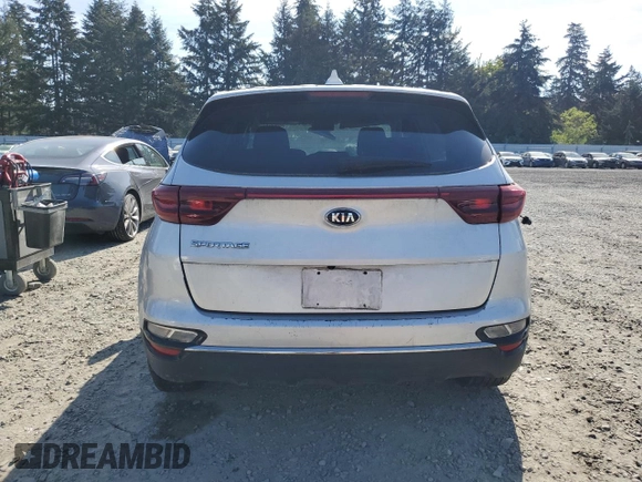 2020 Kia Sportage LX z VIN KNDPMCAC6L7633935, wystawiony jako Copart lot #56566005 z przebiegiem Nie podano mil oraz Czysty tytuł • Clean title. Historia ofert i sprzedaży dostępna na DreamBid. Obrazek 6.