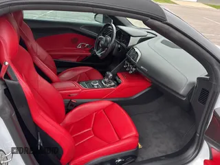 2018 Audi R8 z VIN WUAVACFX3J7902212, wystawiony jako Copart lot #58197295 z przebiegiem 28 854 mil mil oraz Tytuł czysty. Historia ofert i sprzedaży dostępna na DreamBid. Obrazek 5.
