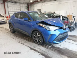 2021 Toyota C-HR LE z VIN NMTKHMBX5MR134796, wystawiony jako IAAI lot #41364842 z przebiegiem 54 776 mil mil oraz . Historia ofert i sprzedaży dostępna na DreamBid. Obrazek 1.