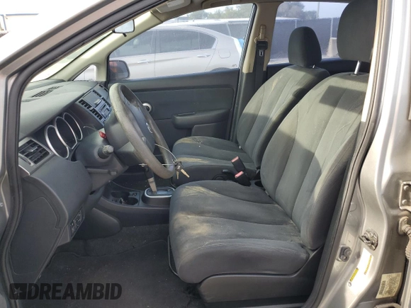 2009 Nissan Versa SL z VIN 3N1BC13E39L482799, wystawiony jako Copart lot #54014035 z przebiegiem 139 248 mil mil oraz Czysty tytuł • Clean title. Historia ofert i sprzedaży dostępna na DreamBid. Obrazek 7.