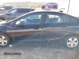 2017 Chevrolet Cruze LS z VIN 1G1BC5SM3H7117757, wystawiony jako IAAI lot #41870272 z przebiegiem 138 949 mil mil oraz . Historia ofert i sprzedaży dostępna na DreamBid. Obrazek 14.