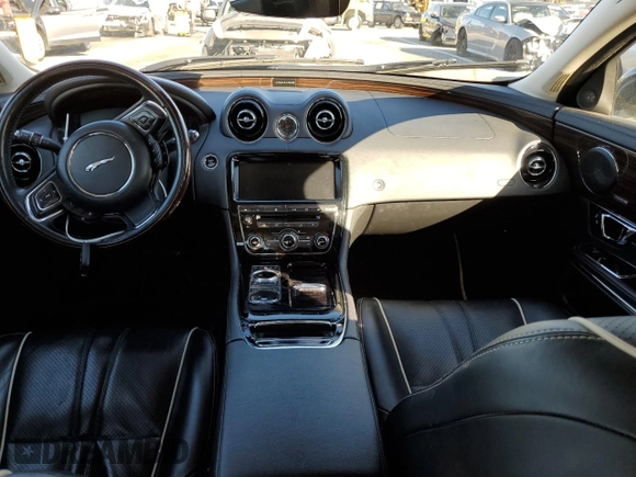 2018 Jaguar XJ with VIN SAJWA1C79J8W14555, listed as a Copart auction lot 39950303 with 86,316 mi miles. Bid and sale history available at carsss.com. Image 8.
