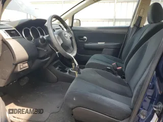 2011 Nissan Versa S z VIN 3N1BC1AP7BL402043, wystawiony jako Copart lot #60228645 z przebiegiem 86 179 mil mil oraz Szkoda całkowita • Salvage title. Historia ofert i sprzedaży dostępna na DreamBid. Obrazek 7.