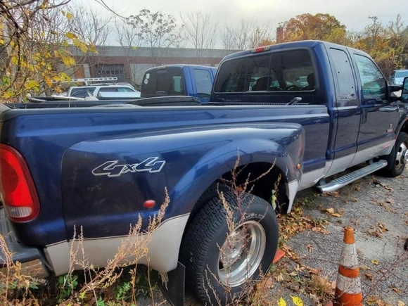 2006 Ford Super Duty F-350 DRW XL with VIN 1FTWX33P66EB66504, listed as a Copart auction lot 84034034 with 113,507 mi miles and Salvage Title. Bid and sale history available at carsss.com. Image 3.