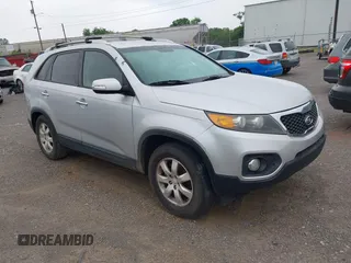 2013 Kia Sorento LX z VIN 5XYKT3A66DG359826, wystawiony jako IAAI lot #42120815 z przebiegiem 225 932 mil mil oraz . Historia ofert i sprzedaży dostępna na DreamBid. Obrazek 1.