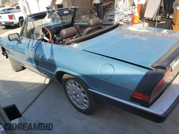 1989 Alfa Romeo Spider z VIN ZARBA5587K1066209, wystawiony jako Copart lot #77166704 z przebiegiem 98 255 mil mil oraz Szkoda całkowita • Salvage title. Historia ofert i sprzedaży dostępna na DreamBid. Obrazek 3.